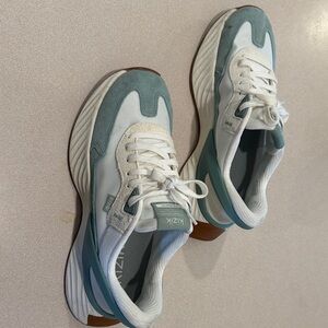 Kizik Women's White and Teal Sneakers